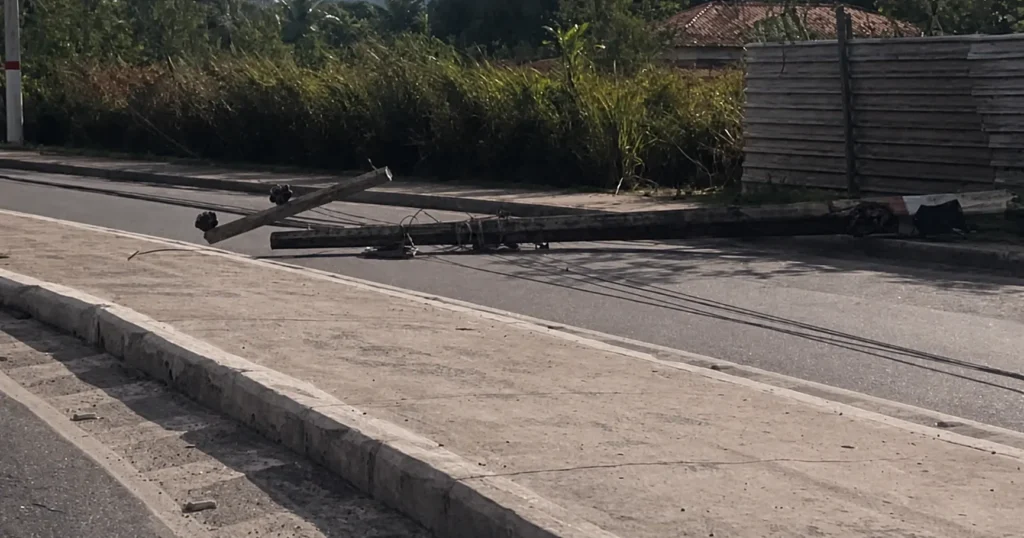 Colisão contra poste bloqueia Estrada dos Cajueiros em direção a Inoã