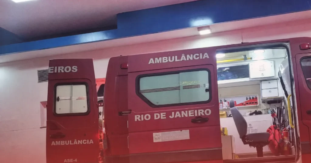 Grave acidente deixa motorista preso às ferragens no Centro de Maricá