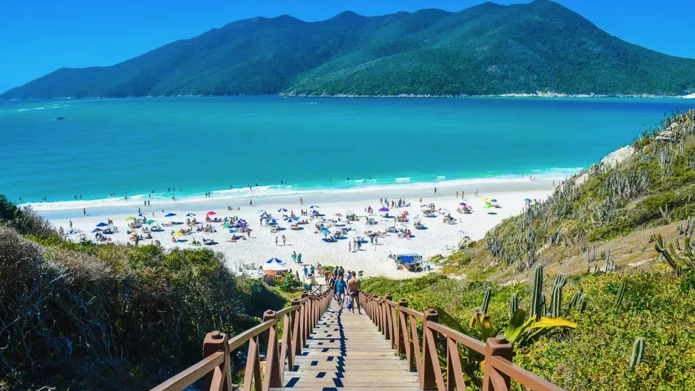 Arraial do Cabo adota novas regras para acesso de veículos ao Pontal do Atalaia