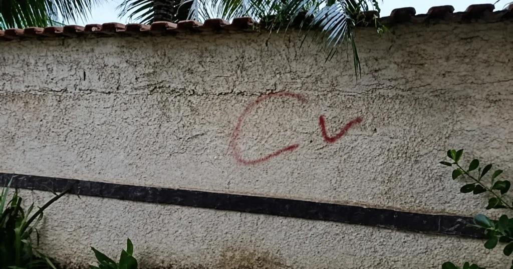Pichações com referência a facção aparecem em muros do Minha Casa Minha Vida de Itaipuaçu
