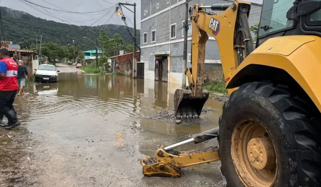 Chuva causa alagamento em Itaipuaçu e Defesa Civil atende moradores em Maricá