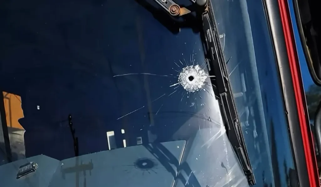 Disparos atingem ônibus Vermelhinho e estrutura de padaria em Inoã, Maricá