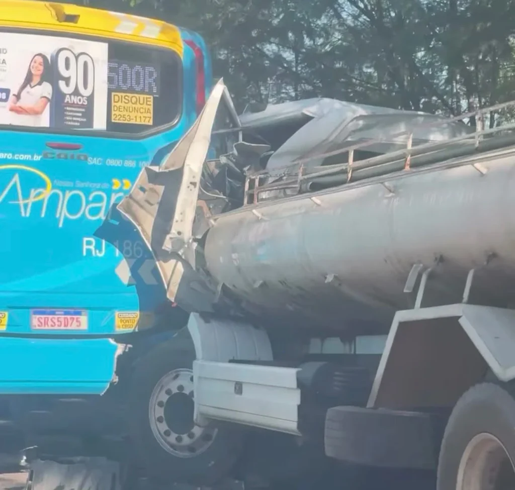 Motorista fica preso às ferragens após engavetamento na RJ-106, em Maricá