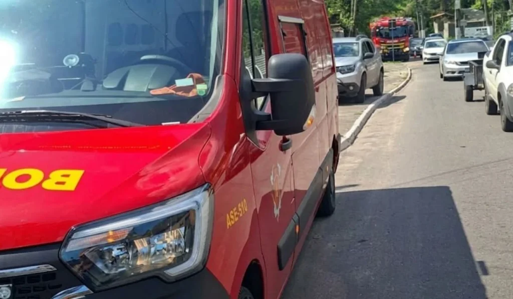 Motociclista fica ferido após colisão com carro no Flamengo, em Maricá