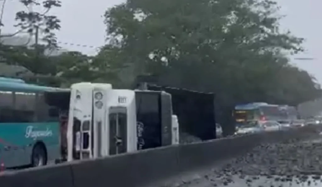 Caminhão tomba na RJ-106 em Rio do Ouro e causa congestionamento no sentido Maricá