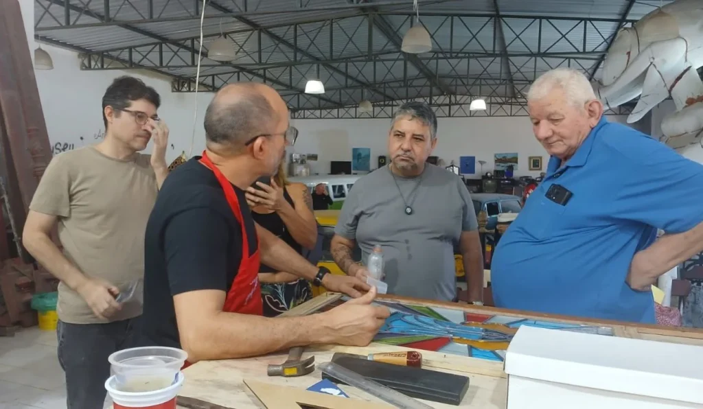 Curso de vitrais em Maricá conclui segundo ciclo e forma 15 alunos