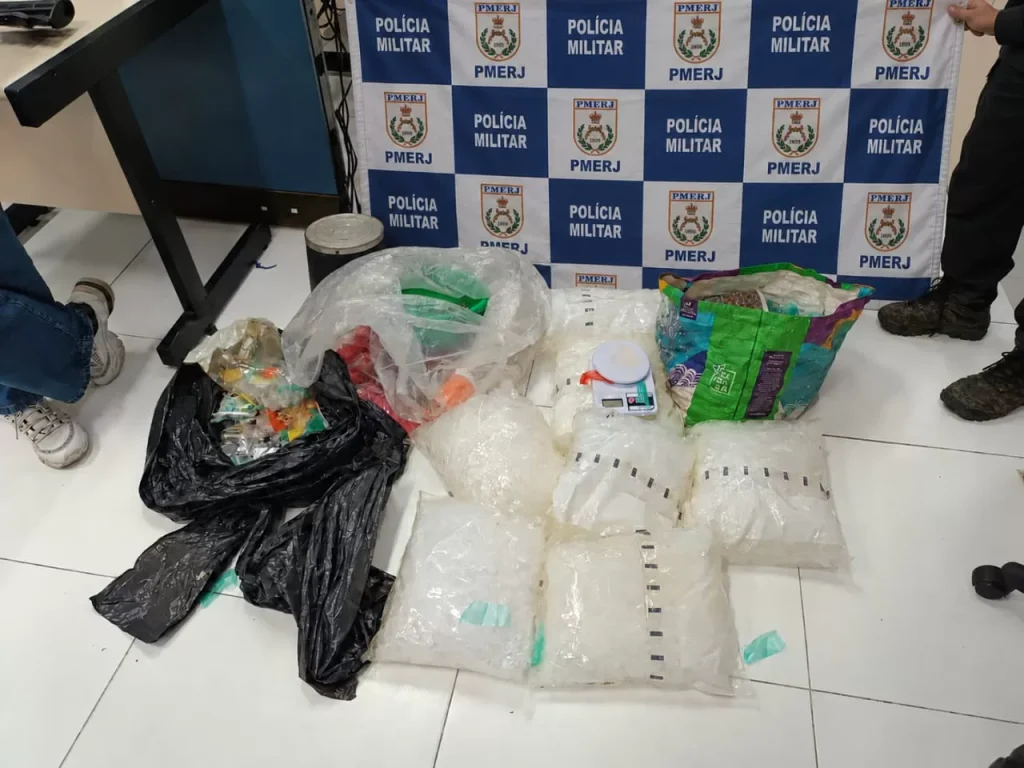 Polícia apreende cerca de mil embalagens usadas para drogas em Araruama